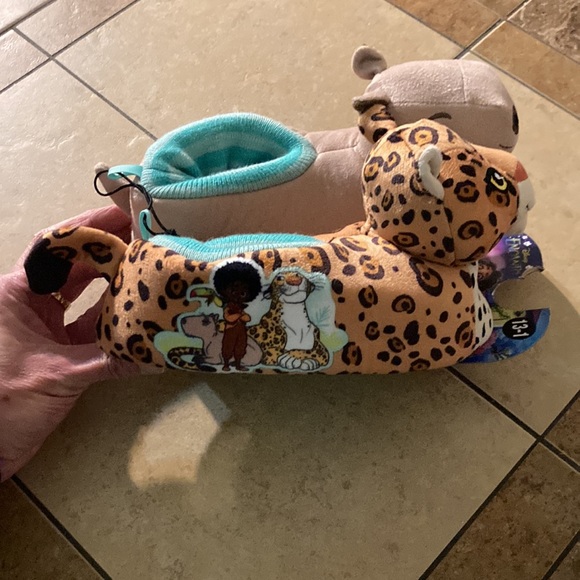 Disney Encanto plush slippers - Picture 6 of 12